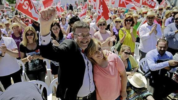 Valenciano es abrazada por el secretario general del PSOE valenciano, Ximo Puig.