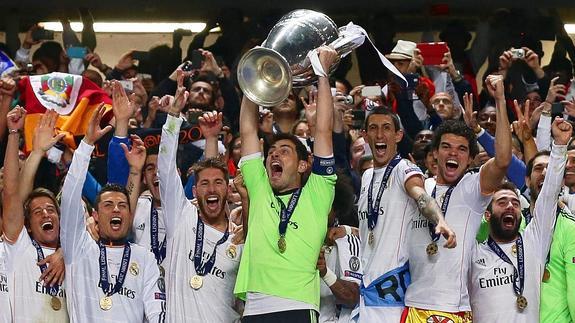 Casillas levanta el trofeo de campeones de Europa. 