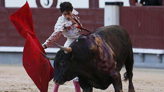 Miguel Abellán, en un momento de la faena. 