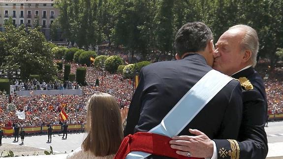 Don Juan Carlos besa a su hijo el día de la proclamación. 