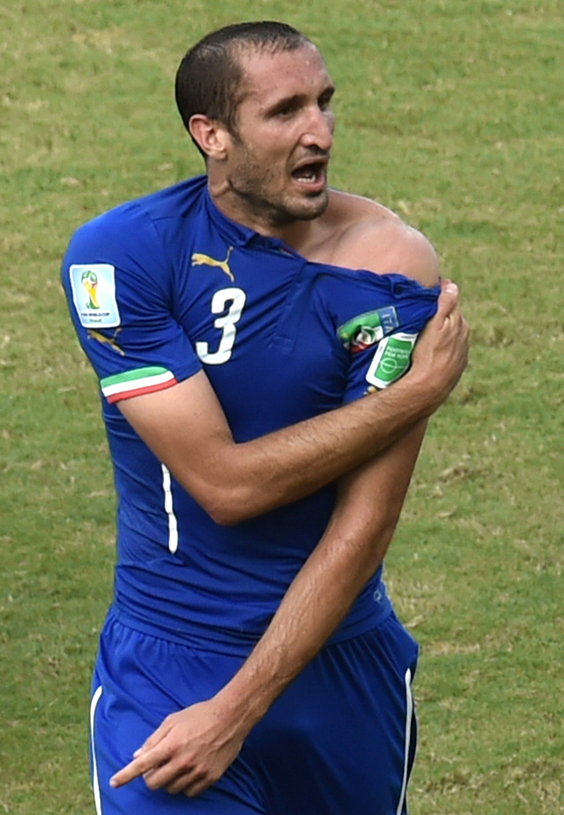 Chiellini muestra el mordisco de Suárez.