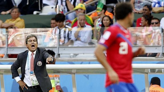 El entrenador de Costa Rica da órdenes a sus jugadores.