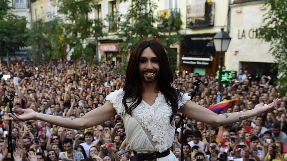 Conchita canta en directo durante el pregón del Orgullo