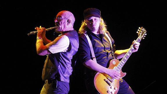 Ian Anderson (izda.) y Florian Opahle.