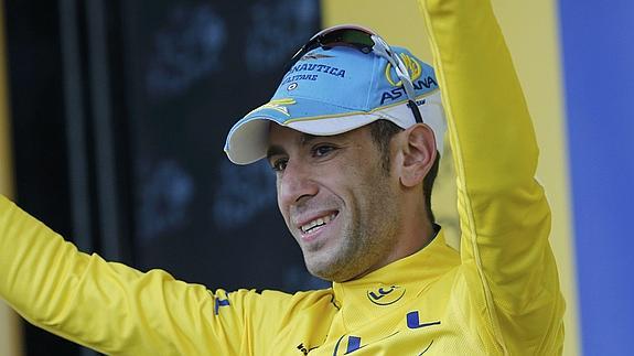 Nibali celebra el maillot de líder. 