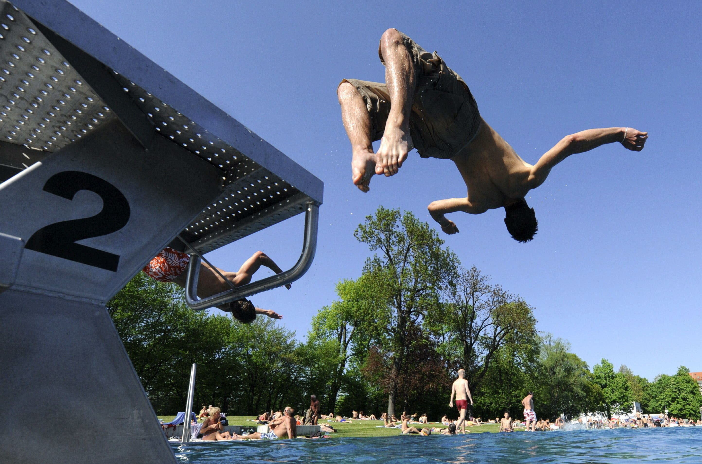 Las imprudencias en las piscinas suelen causar este tipo de lesiones.