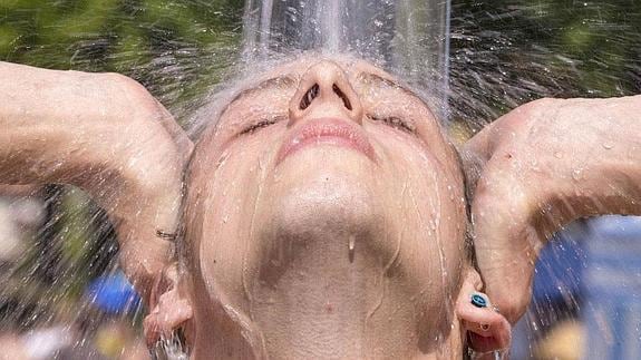 Es necesario beber abundantes líquidos, sobre todo agua fresca. 