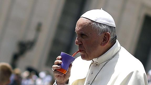 El Papa Francisco bebe un mate, durante una de sus audiencias generales en la Plaza de San Pedro. 