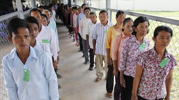 Camboyanos hacen fila para entrar a la cámara de las Cortes de Camboya en Phnom Penh. / 