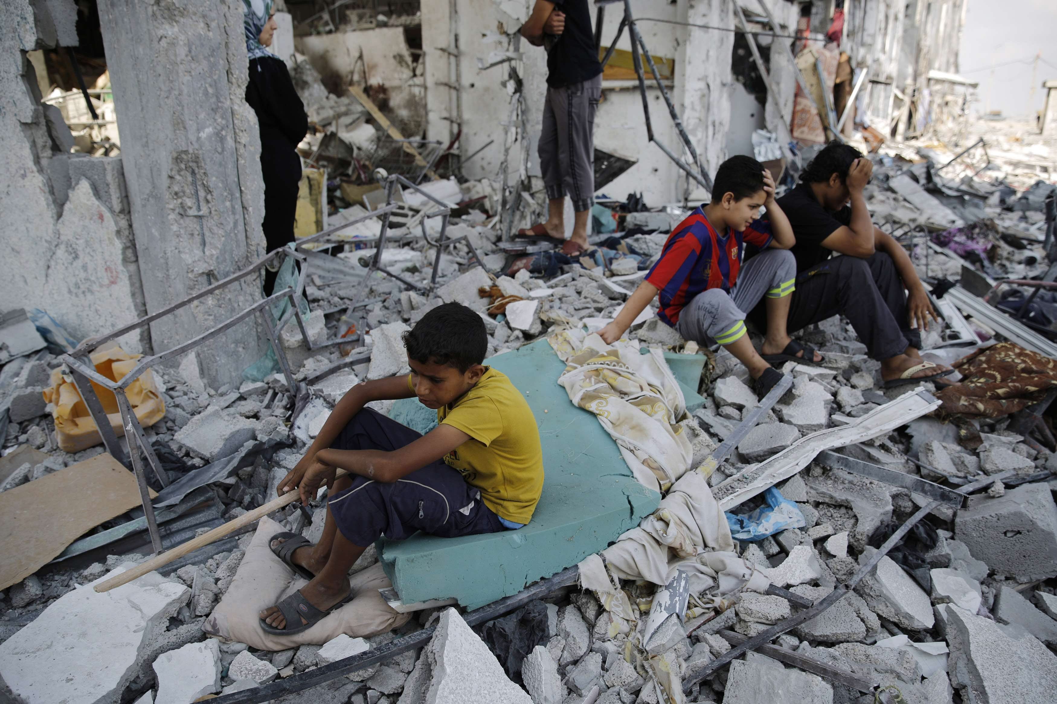 Niños palestinos entre los escombros de su casa. 