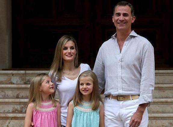 El Rey Felipe VI, la Reina Letizia, la Princesa Leonor y la Infanta Sofía posan para los medios 