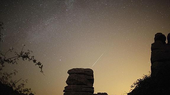 Una estrella fugaz de las Perseidas atraviesa el cielo del Torcal, en Antequera (Málaga). 