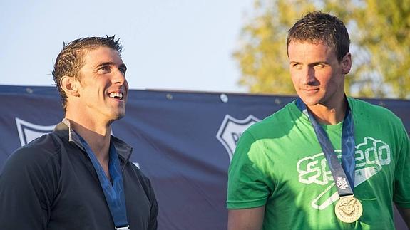 Lochte (d) junto a Phelps después de haber ganado la prueba de 200 metros estilos. 