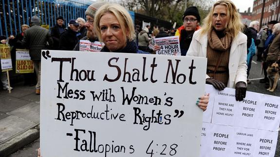 Manifestante en Dublín con un cartel en el que se lee "No te meterás con los derechos reproductivos de las mujeres". 