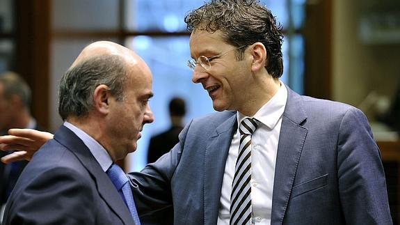 De Guindos, junto a Dijsselbloem.