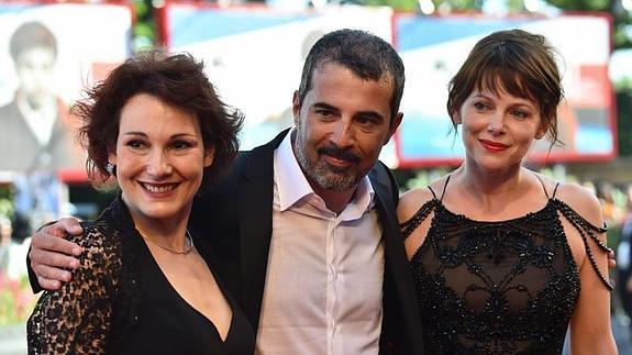 Francesco Munzi junto a dos de las actrices de la cinta 