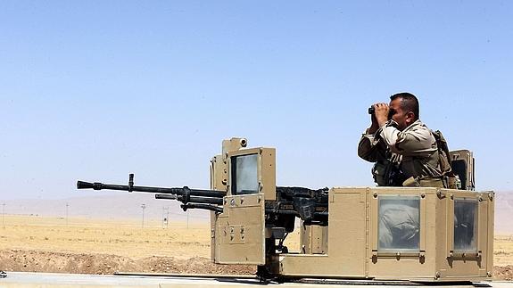 Un 'peshmerga' kurdo monta guardia en un vehículo militar al norte de Irak. 