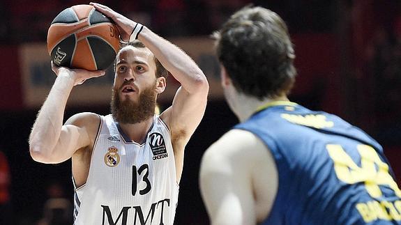 Sergio Rodríguez lanza a canasta bajo la mirada de Tomic. 