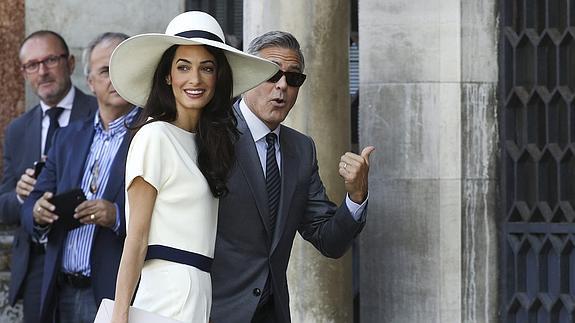 George Clooney y la abogada de origen libanés entrando en el Ayuntamiento de Venecia. 