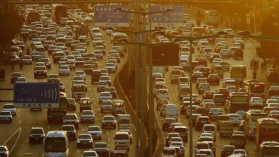 Tráfico denso en la ciudad china de Tianjin.  