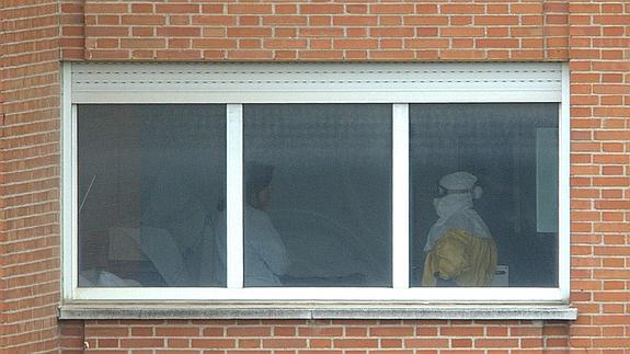 Trabajadores, en el interior del hospital. 