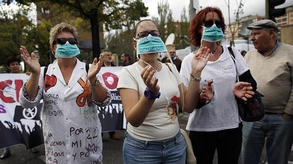 Trabajadores del Carlos III protestan por la gestión del ébola. 