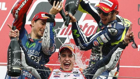 Lorenzo y Rossi celebran la victoria de Marc Márquez. Efe