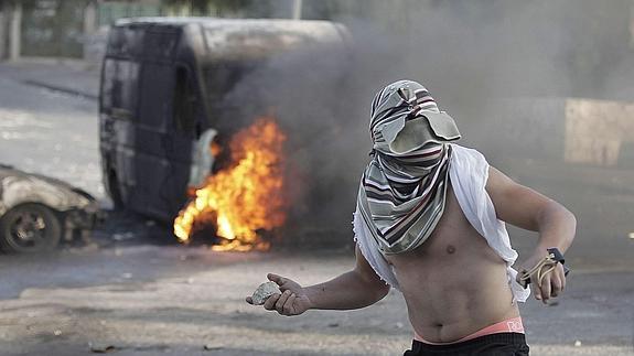 Un joven palestino se enfrenta a las fuerzas de seguridad de Israel.