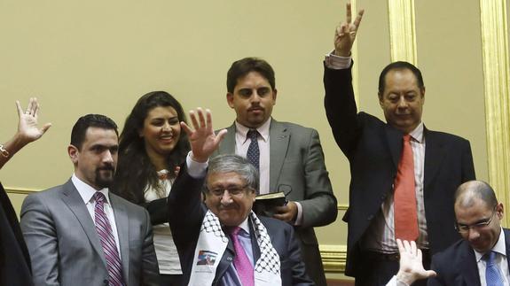 El embajador de Palestina en España asiste a la votación. 