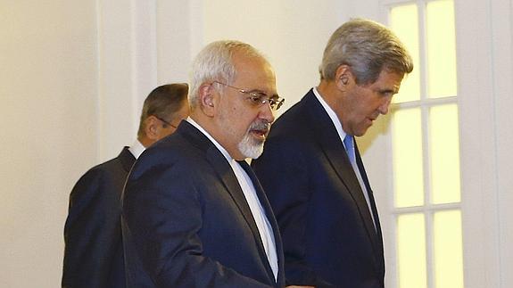 John Kerry y Mohammad Yavad Zarif. 
