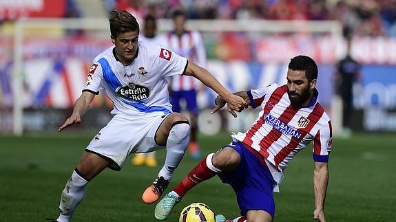 Ardan Turan lucha por el balón. 