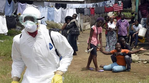 Personal sanitario con traje protector en una zona de Liberia.