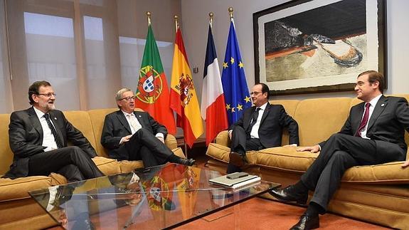 Rajoy, Juncker, Hollande y Passos Coelho, durante su reunión en el marco de la cumbre del Consejo Europeo en Bruselas. 