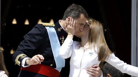 Felipe VI y la reina Letizia se besan en el balcón del Palacio Real. 