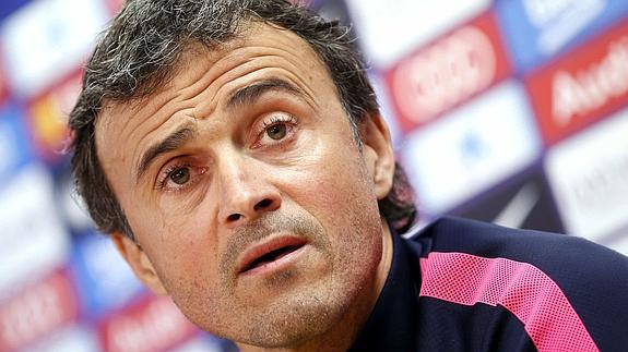 Luis Enrique atiende en una rueda de prensa. 