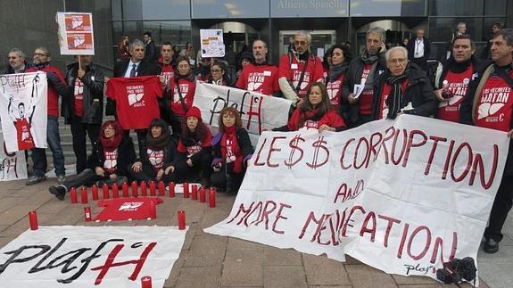 Representantes de la Plataforma de Afectados por la Hepatitis C, en una concentración frente a la sede del Parlamento Europeo en Bruselas.