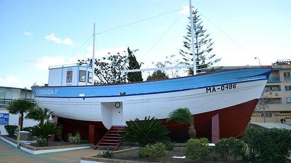 Aspecto que lucía ayer por la tarde el rehabilitado barco de Chanquete, La Dorada, situado en un extremo del parque Verano Azul de Nerja. 