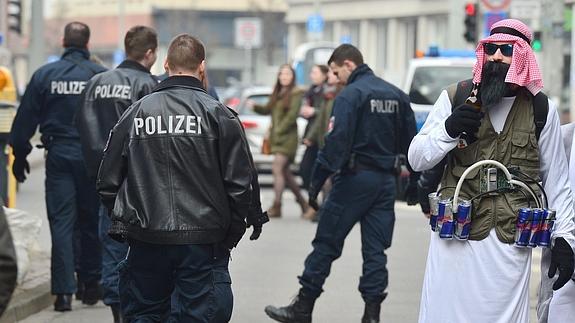 Un hombre disfrazado de terrorista en el desfile cancelado en Braunschweig.