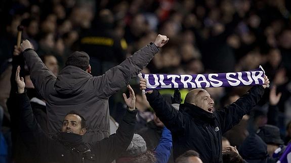 Forofos del Real Madrid, los Ultras Sur, celebran un gol.