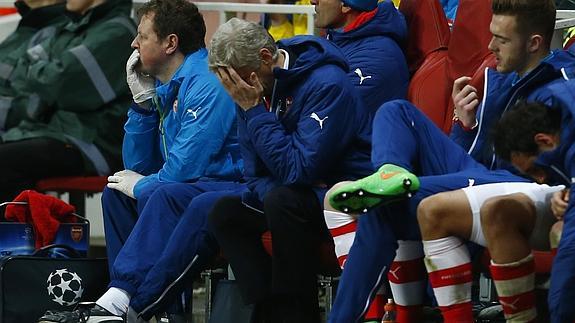 Wenger (c) se lamenta en el banquillo del Arsenal. 