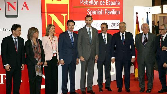 Felipe VI, junto al presidente de la Generalitat de Cataluña, el ministro de Industria y otras personalidades, posan en el Pabellón de España. 