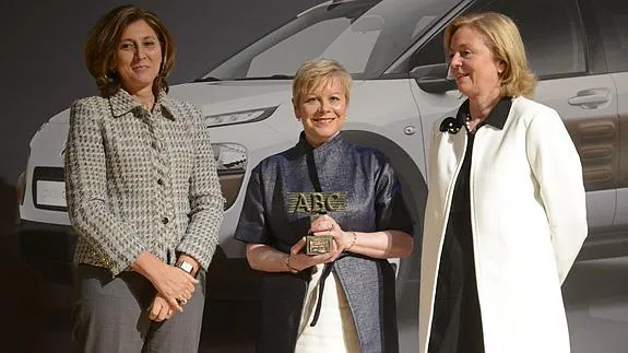 Begoña Cristeto, secretaria general de Industria y Catalina Luca de Tena, presidenta de ABC junto a Linda Jackson, directora general de Citroën, con el premio.
