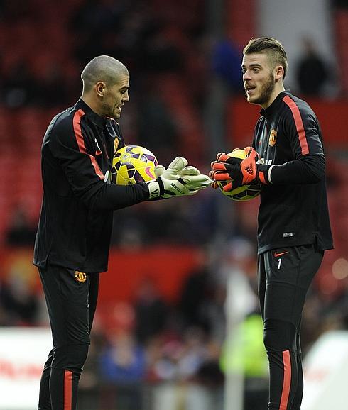 Víctor Valdés (i) y David de Gea. 