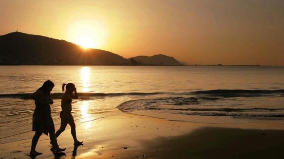 Puesta de sol en una playa de Getxo. 