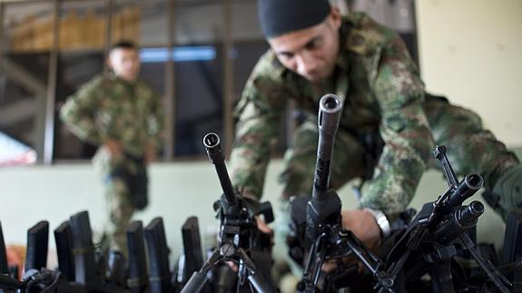 Soldados colombianos se preparan para una operación contra las FARC.