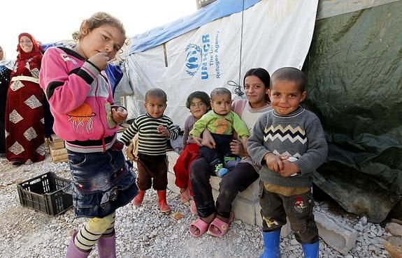 Niños refugiados sirios posan en el campo de refugiados de Bednayel, en Líbano. 