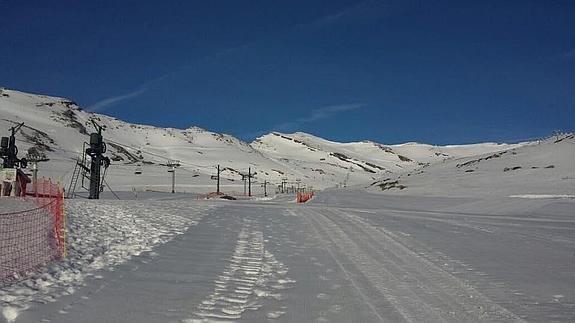 Grandes espesores de nieve primavera cubren las pistas de Alto Campoo