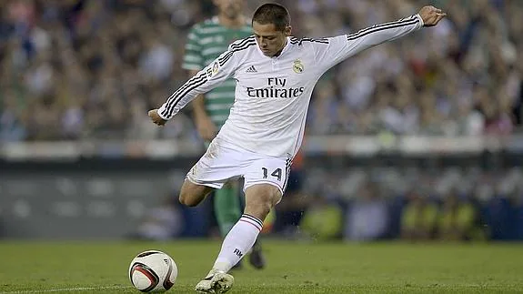 'Chicharito', en un partido con el Real Madrid. 