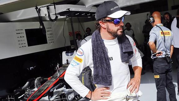 Alonso sale del garaje de McLaren. 