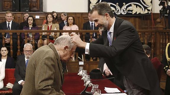 Goytisolo recibe el Premio Cervantes de manos del Rey. 